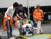 加藤敬二 車イスの散歩
